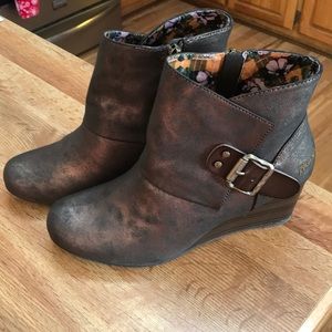 Bronze blowfish booties